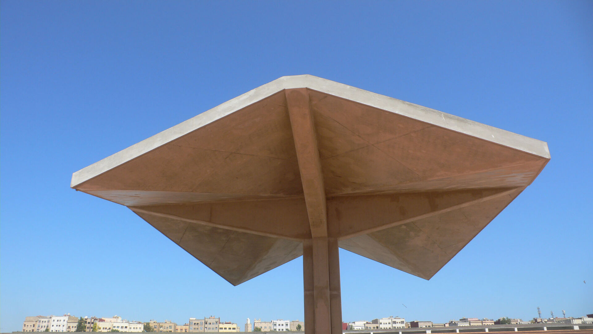 Station service CDM, Casablanca, une fleur de béton