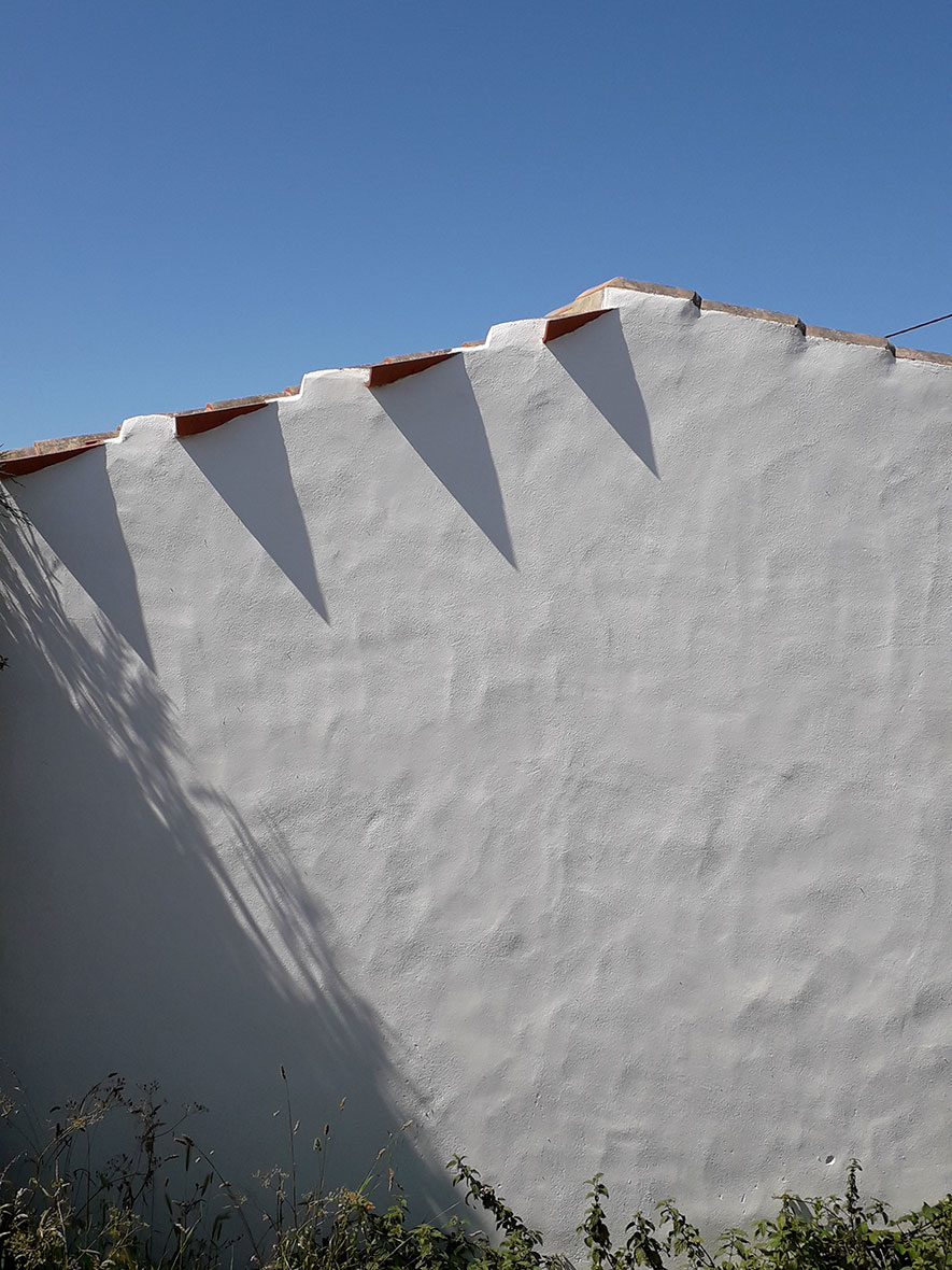 Ombres — toit tuile ombre mur 20200618_114758 FW — Somoya architecte